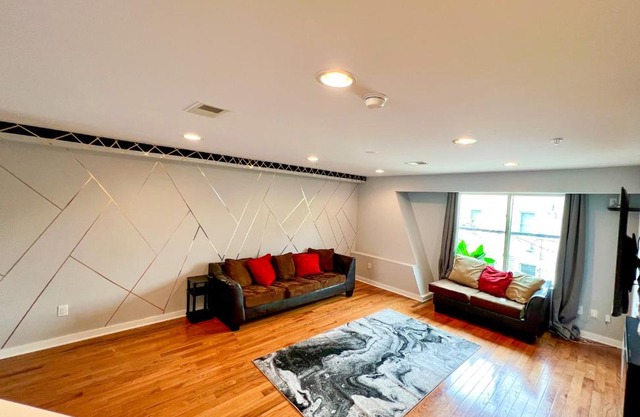 Massive New 9 beds/2.5 bath Sleeps 18 w/Rooftop