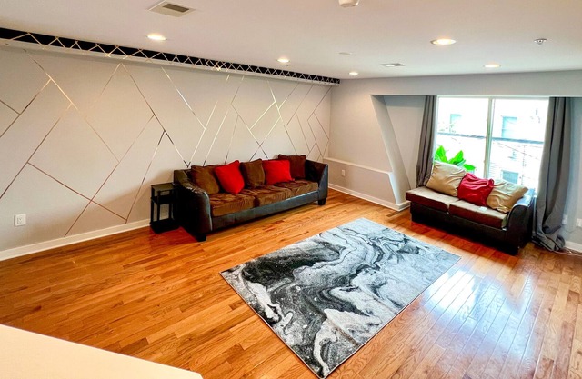 Massive New 9 beds/2.5 bath | Sleeps 18 w/ Rooftop