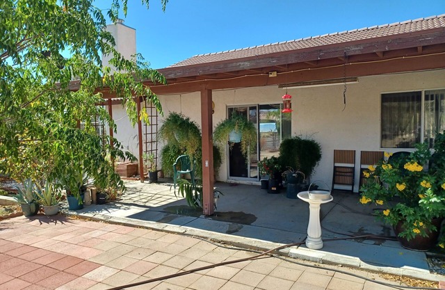 MASTER BR - Safe Apple Valley, Full Bath-AC-WiFi-kitchen-laundry-patios- parking