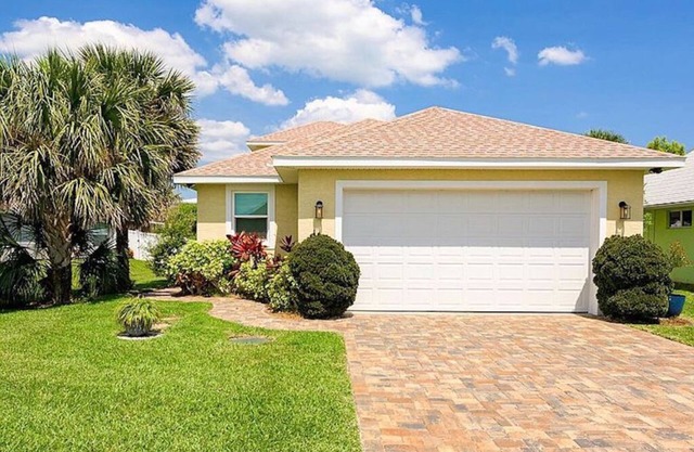 Master on 1st Floor! Stylish Beach House Steps From Ormond Beach & near Daytona