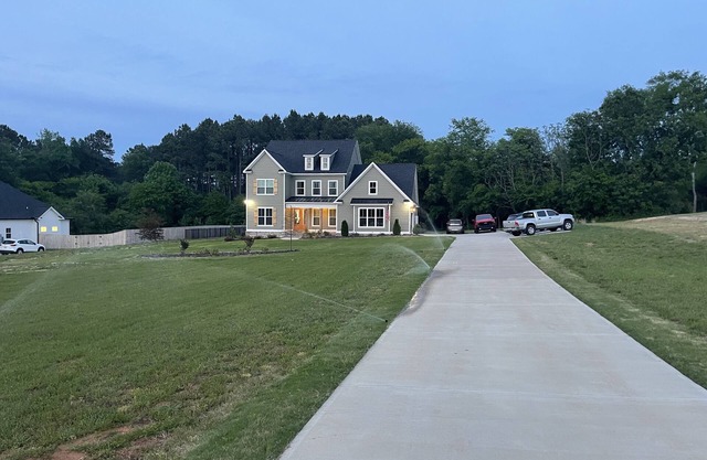 Masters Rental. Brand New Home and secluded from the Masters Craziness.