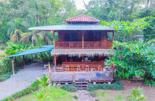 Matix Beach House for 6 guests, steps from the bea