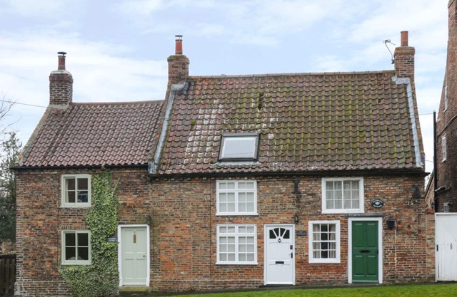 MAY COTTAGE, pet friendly, character holiday cottage in Stillington