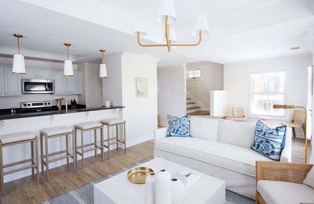 May River Breeze! 3-story townhouse in Old Town's Promenade