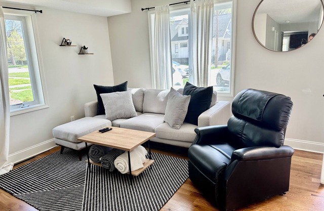 Mayo Discount! Main Floor bed, bath, and laundry. 3 blocks from Mayo Clinic
