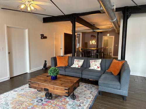 McCormick Place Spacious 5BR Suite with Pool Table & Optional Parking Sleeps 10 Near Soldier Field and Grant Park