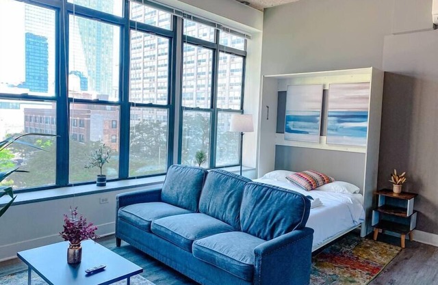 McCormick Place Studio with optional parking for up to 4 guests
