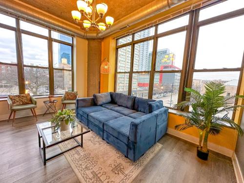 McCormick Place Stylish Corner Suite with Optional Parking and Gym Access Sleep 6 in South Loop Chicago