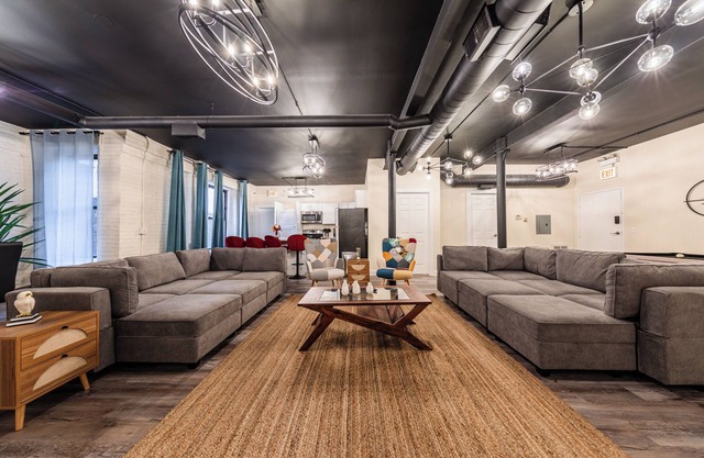 McCormick Place with 5 beds/Pool table/Optional Parking/Sleeps 10