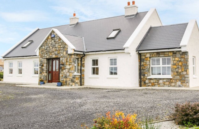 MCGUIRE'S COTTAGE, family friendly in Pulathomas, County Mayo