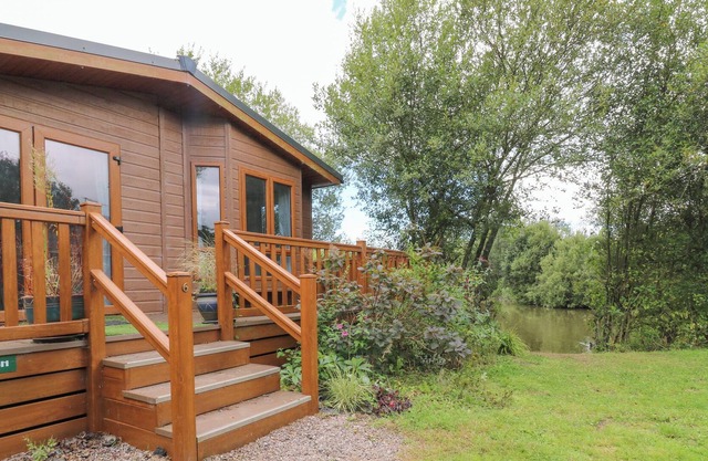 MCINTOSH LODGE, pet friendly, with a garden in Winkleigh