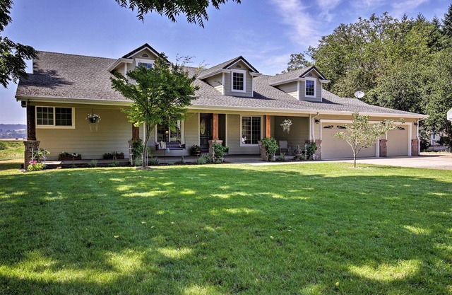 McMinnville Wine Country Home w/Hot Tub + Deck