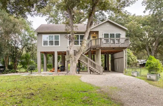 McQueeney Tree-House near lake