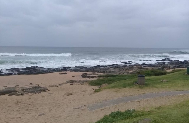 Mdoni Tranquility is 1 km from Salt Rock Beach. In a Secure gated Complex