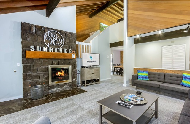 MEAD06 - Short Walk to Village, Spacious Grass Lawn, A/C, Hot Tub, Bikes