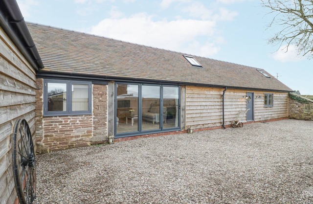 MEADOW BARN, pet friendly, character holiday cottage in Leominster