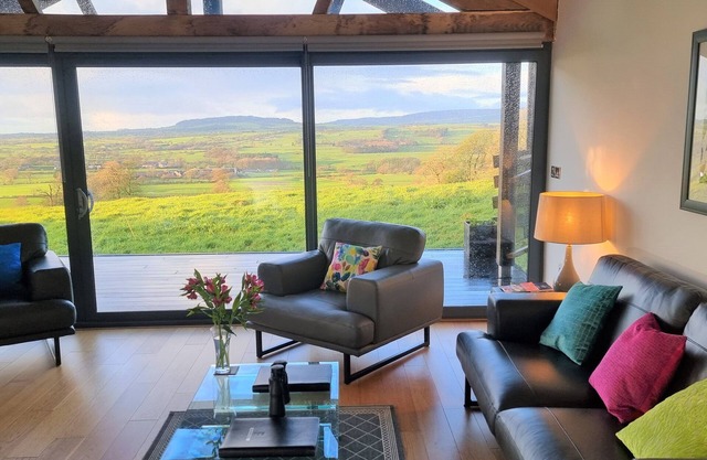 MEADOW COTTAGE AT HILL TOP FARM, family friendly in Longridge