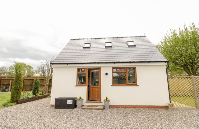 MEADOW COTTAGE, pet friendly, luxury holiday cottage in Broadway