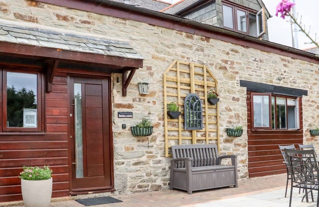 MEADOW COTTAGE, pet friendly, with open fire in East Taphouse