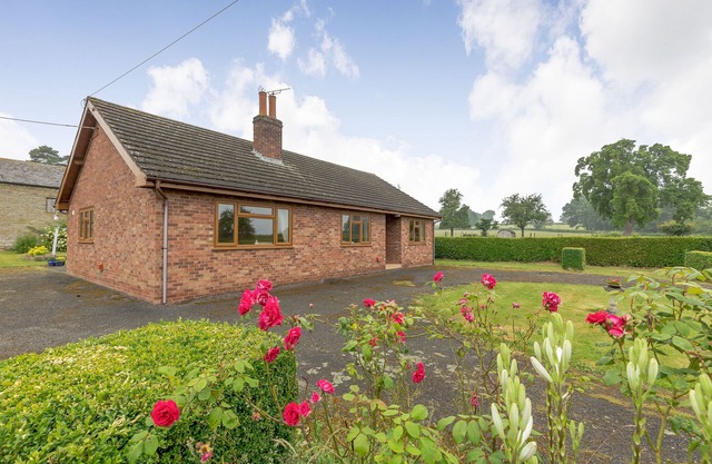 MEADOW LEA, family friendly, with a garden in Orleton