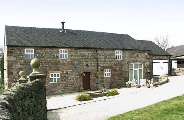 MEADOW PLACE, pet friendly, character holiday cottage in Ipstones