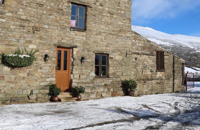 MEADOW VIEW, family friendly, character holiday cottage in Muker