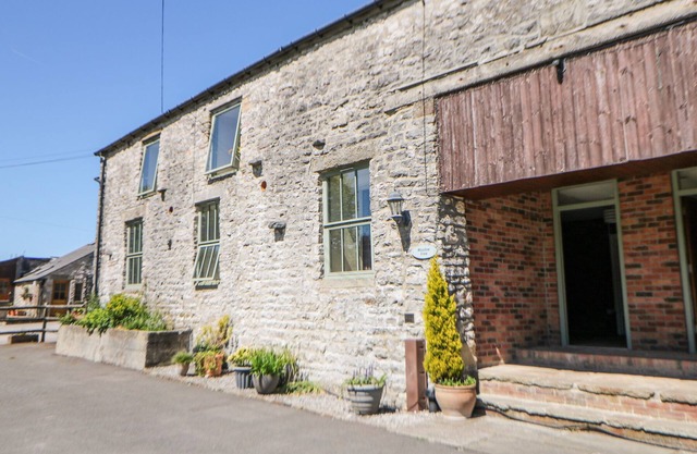 MEADOW VIEW, family friendly, character holiday cottage in Buxton