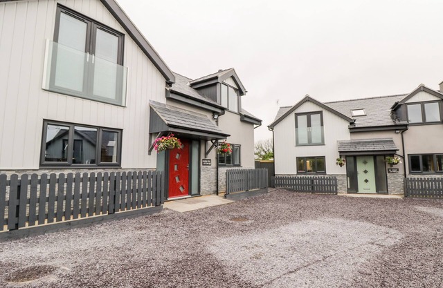 MEADOW VIEW, pet friendly, country holiday cottage in Benllech