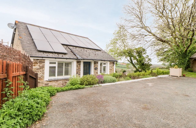 MEADOWLEA COTTAGE, family friendly, with a garden in Newton Ferrers
