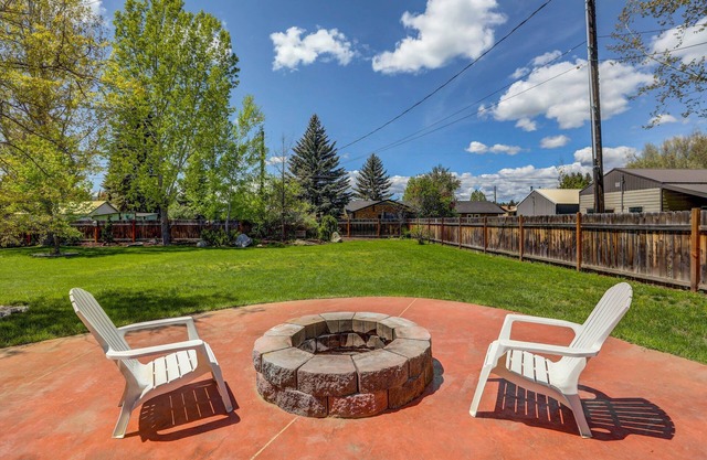 Meadows Valley Retreat - Rustic charm, Huge fenced yard, walk to dining, bar, and coffee