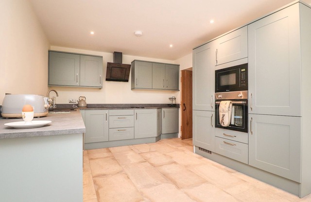 MEADOWSIDE BARN, pet friendly, character holiday cottage in Kirkham