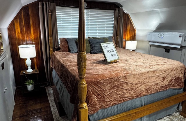 Meadowview Guest House -1 Bedroom Studio-Couple's Hot Tub Getaway