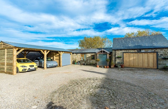 Meagill Cottage, Sleeps 4 with Hot Tub & Parking