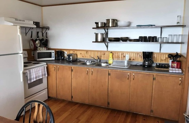 (Meat Cove)Hines Ocean View Lodge