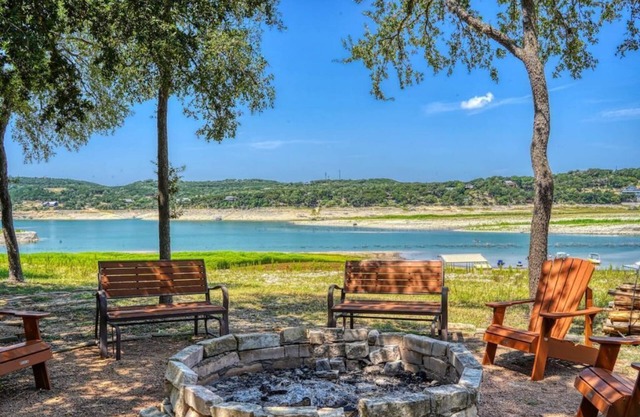 Medina Lake Waterfront Getaway