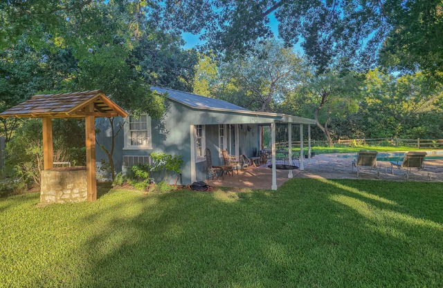 Medina River & Pool Hüs - Historic Tiny Cottage - River, Creek, Pool & Patio