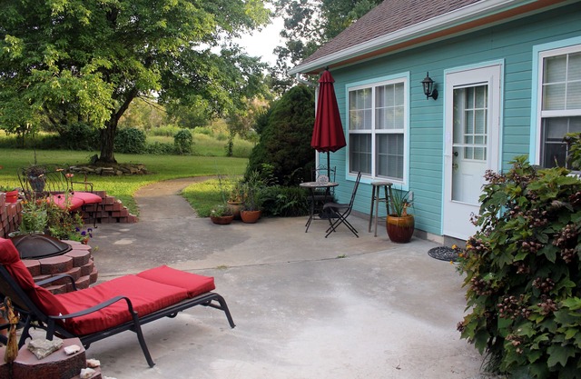 Meditation Sanctuary, vegan community, 22 acres, nature, walking trail, hot tub.