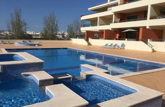 Meia Praia Poolside Apartment. 500 Mbps WiFi. Tourist Licence 39739/AL