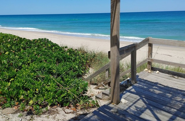 Melbourne Beach Townhouse on 1.2 acre oceanfront property sleeps 6