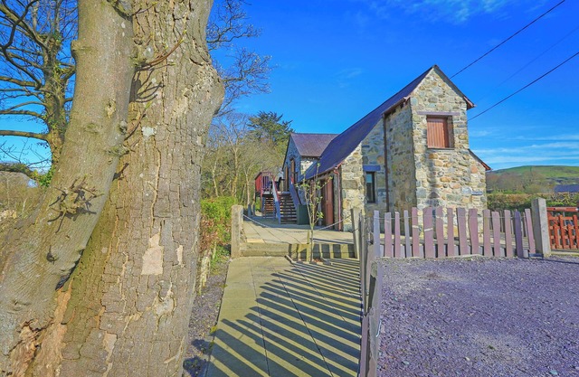 MELIN Y CIM, pet friendly, character holiday cottage in Caernarfon