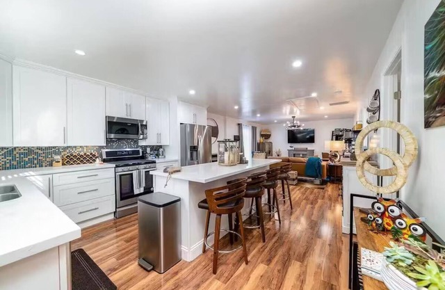 Melrose 2 BR w/large kitchen + fireplace + patio