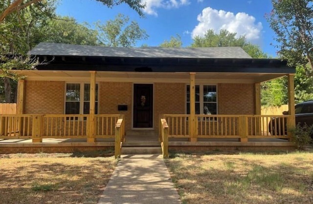 Melvin’s Place - newly renovated spacious 2 bdrm 1 bath home.