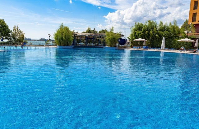 MENADA *Marina Cape * Studio with pool view