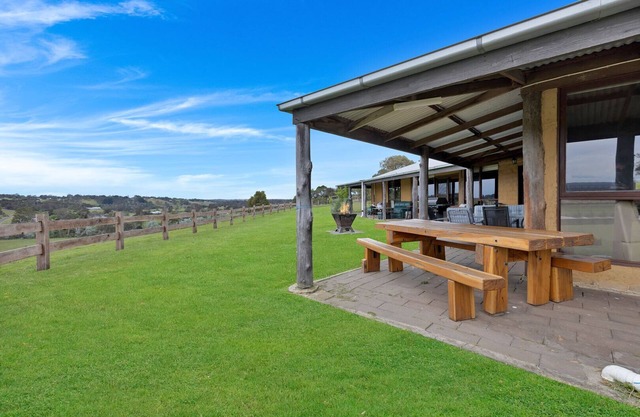 Meningie Homestead: Enjoy a country getaway on the banks of the Tambo River