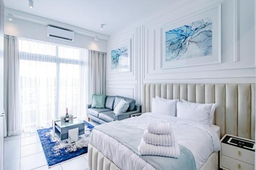 Menlyn Maine Luxury Apartments 11th & 14th floor with Balcony