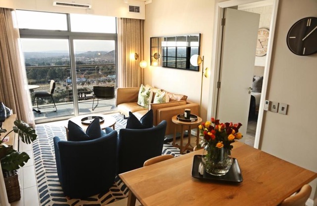 Menlyn Trilogy - 2 Bedroom & Great Views - No Loadshedding