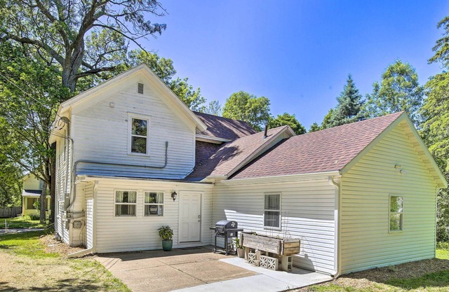 Menomonie Apartment: Walk to Lake Monomin!