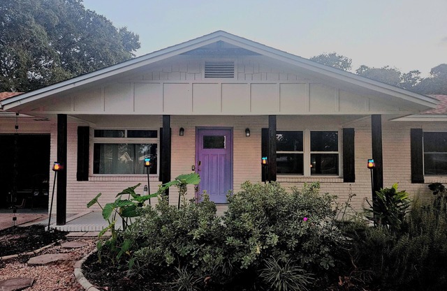 Mermaid Cottage: Themed house! 5 mi. from pier, 3br, grill, deck, bunk bed