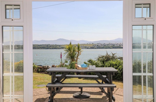 MERMAID COTTAGE, family friendly, with a garden in Brynsiencyn