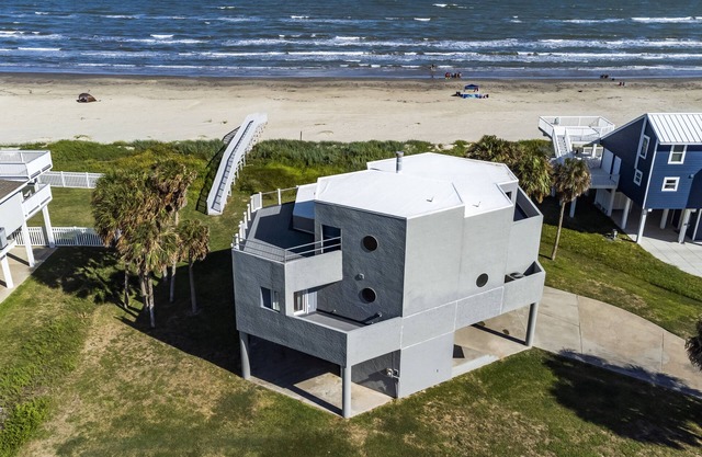 Mermaid Manor 1st Row On The Beach, Dog Friendly!